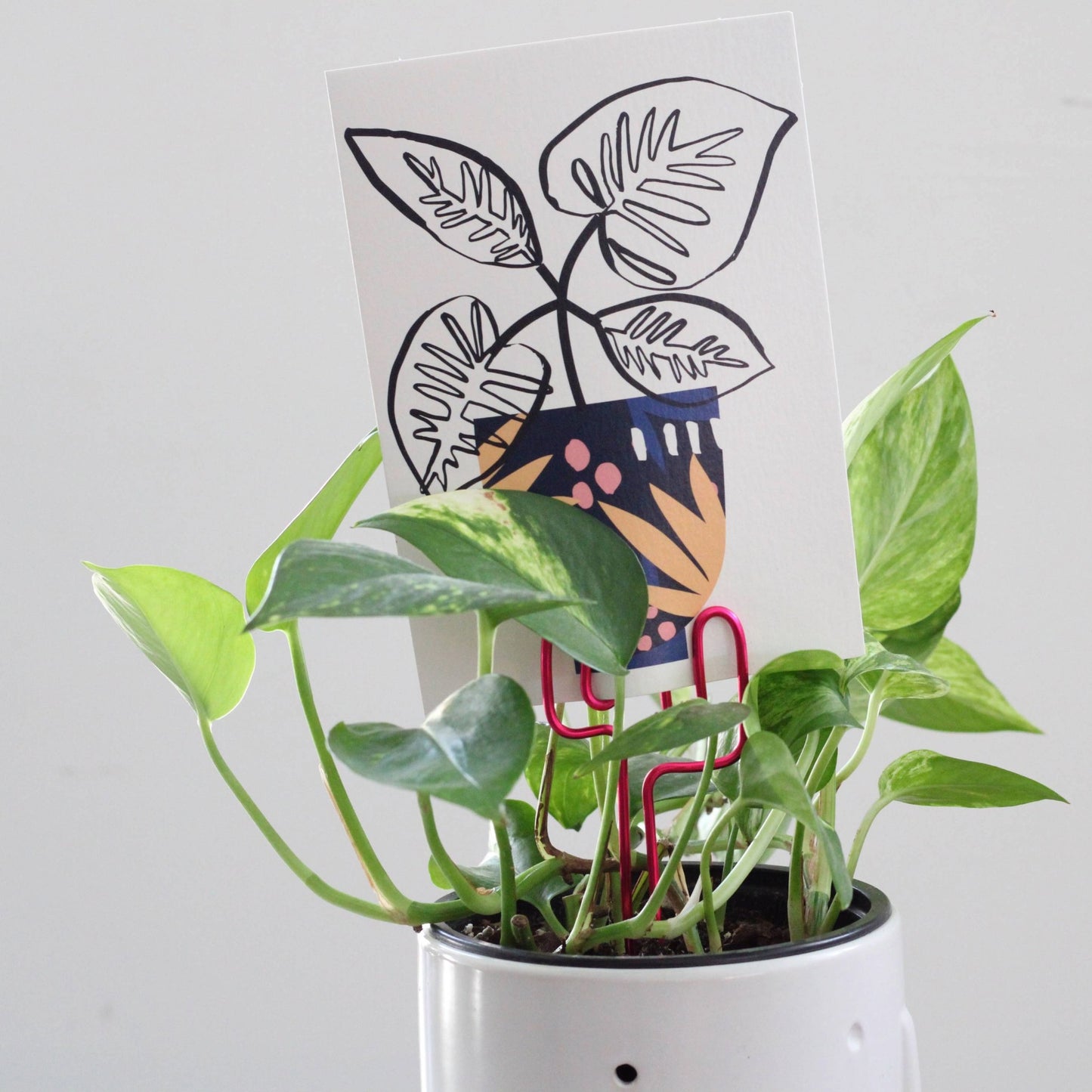 Decorative cactus-shaped plant stake handcrafted from bright pink aluminium with an example card; doubles as a plant support and a unique gift card holder—perfect as a sustainable plant gift idea.