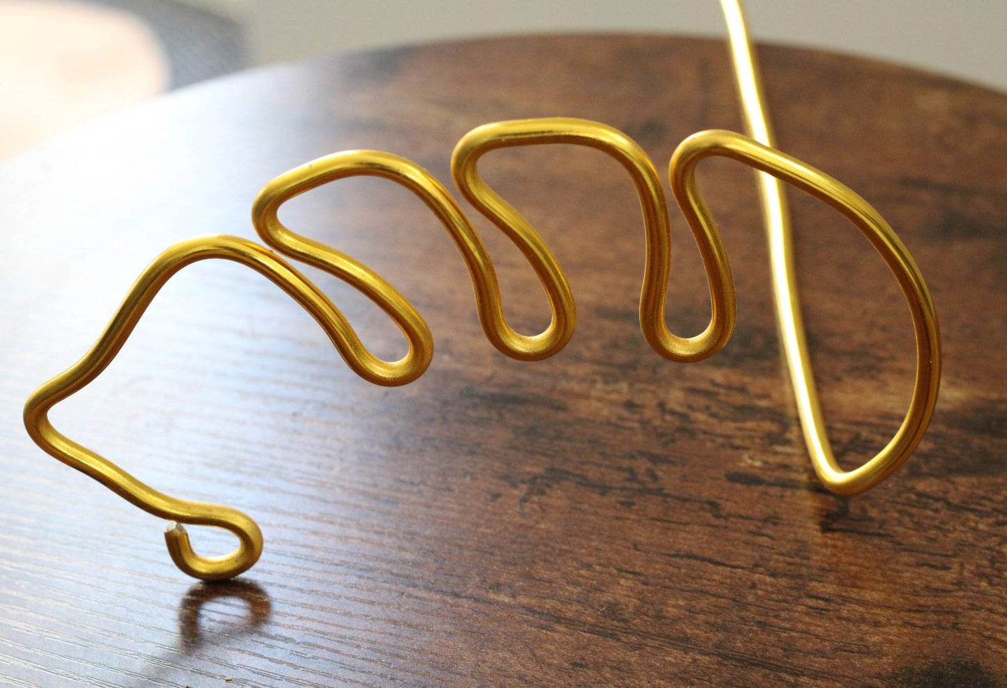 Handcrafted jungle leaf plant stake in gold aluminium, designed to support leggy plant stems with a stylish botanical twist—ideal for Monsteras, ZZ plants, and other indoor greenery.