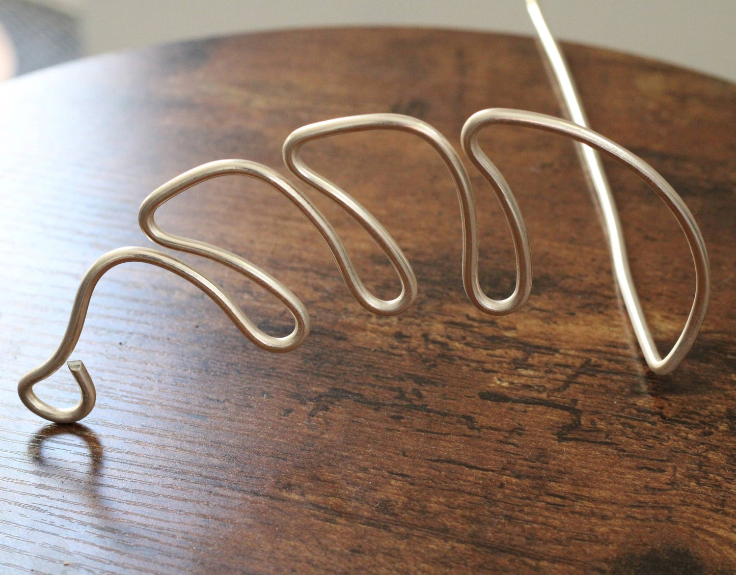 Handcrafted jungle leaf plant stake in gold aluminium, designed to support leggy plant stems with a stylish botanical twist—ideal for Monsteras, ZZ plants, and other indoor greenery.