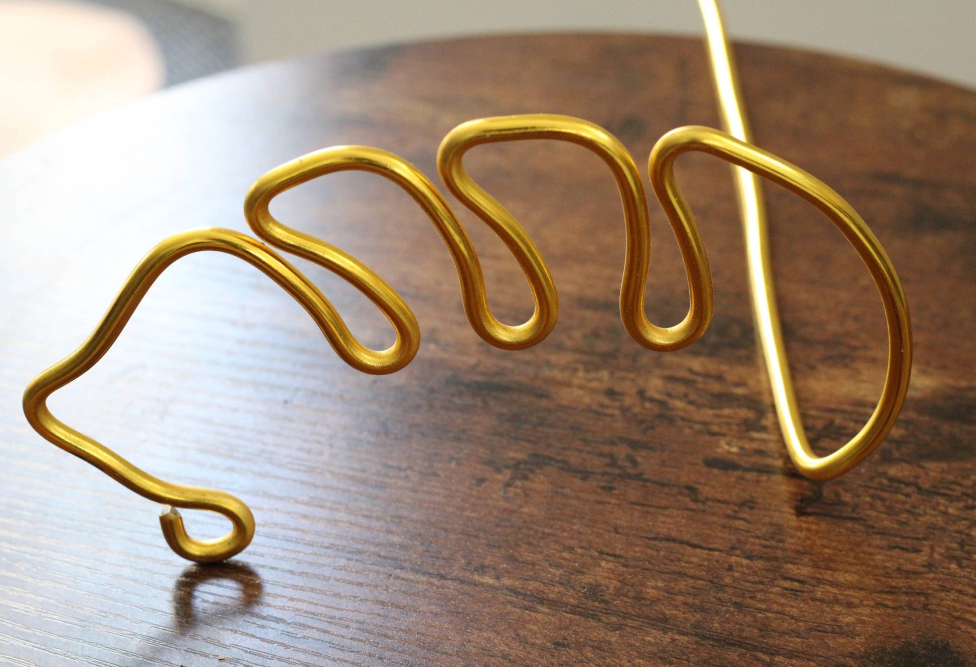Handcrafted jungle leaf plant stake in gold aluminium, designed to support leggy plant stems with a stylish botanical twist—ideal for Monsteras, ZZ plants, and other indoor greenery.